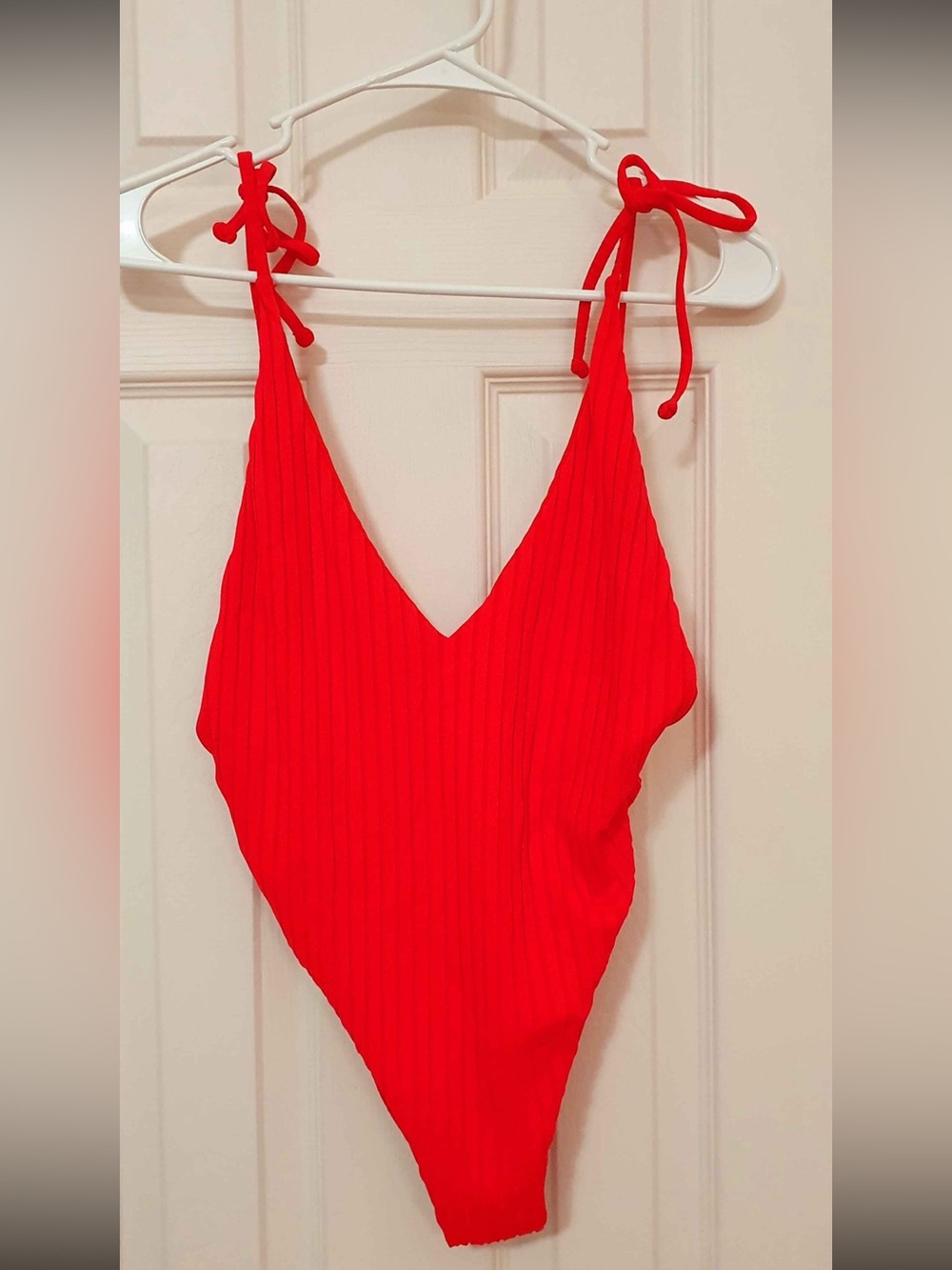 NWT Bright red size medium
Billabong cheeky one-piece swimsuit